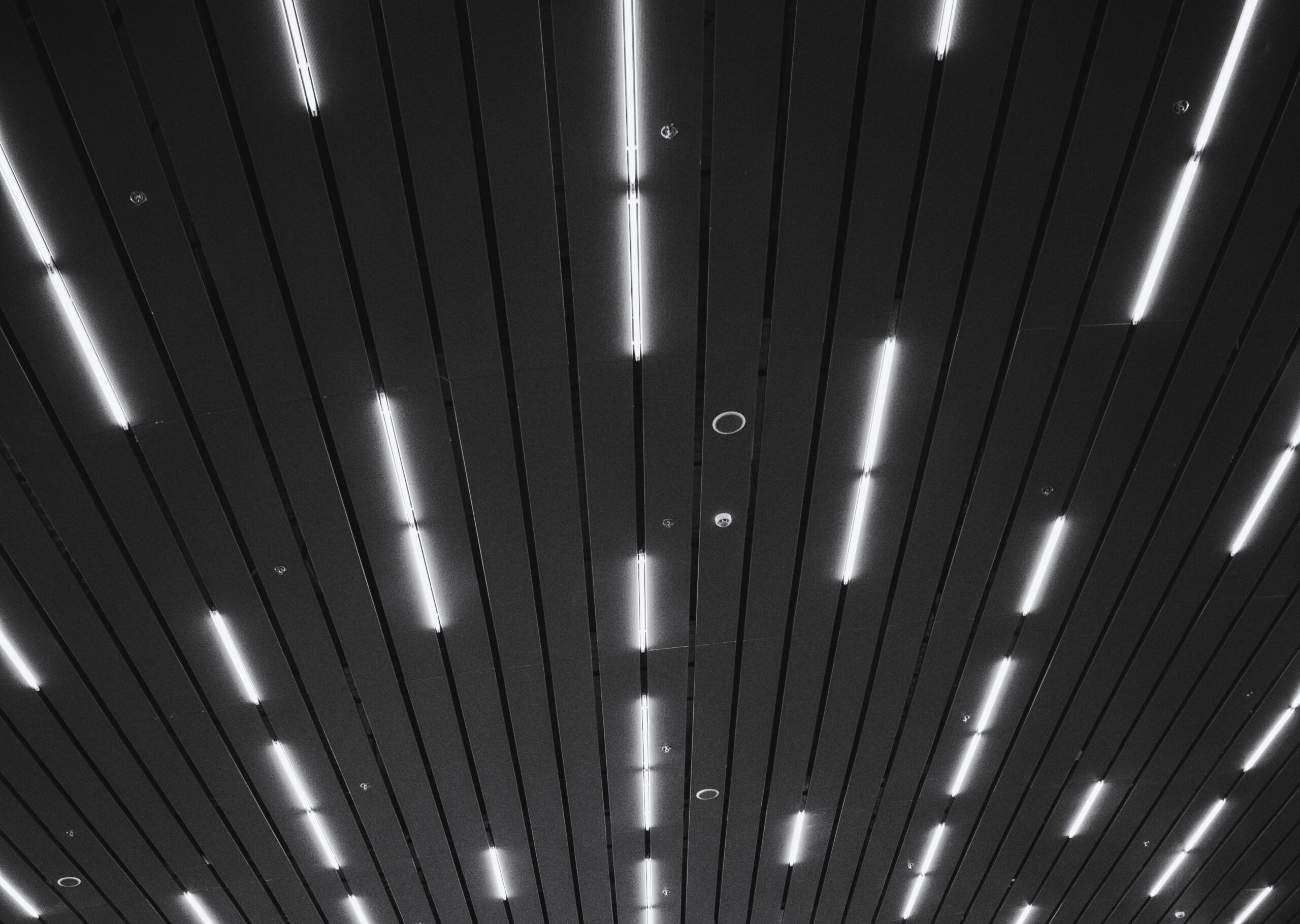 Decke mit LED-Leuchten in grauer Farbe. Components & Proteciton GmbH